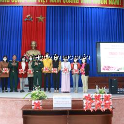 Phòng Thông tin khoa học quân sự trao tặng sách cho Trường THCS và THPT Tây Sơn thuộc Thành phố Đà Lạt