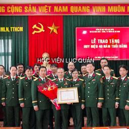 Khen tặng huy hiệu Đảng - vinh dự và trách nhiệm của đảng viên