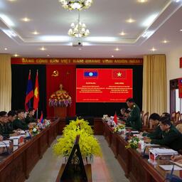 Đoàn Tùy viên Quốc phòng Lào đến thăm và làm việc tại Học viện Lục quân
