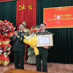 Chi bộ Khoa Trinh sát tổ chức trao Huy hiệu 30 năm tuổi Đảng