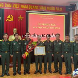 Khoa Công binh tổ chức Lễ trao tặng huy hiệu 40 năm tuổi Đảng cho đồng chí Đại tá Đỗ Hồng Cương
