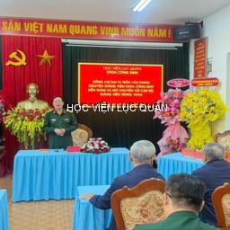 Đồng chí Đại tá Trần Văn Thành - nguyên giảng viên Khoa Công binh thăm và nói chuyện chuyên đề