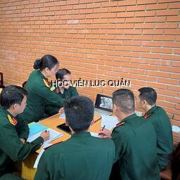 Giảng viên nữ khoa Tin học - Ngoại ngữ ứng dụng công nghệ số vào giảng dạy tại Học viện Lục quân