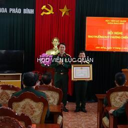 Khoa Pháo binh trao Huy chương Chiến sĩ vẻ vang hạng Nhì cho giảng viên