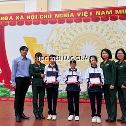 Hội phụ nữ các khoa giảng viên đồng hành cùng học sinh có hoàn cảnh khó khăn đến trường