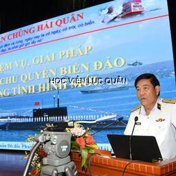 Phó Tư lệnh Quân chủng Hải quân giới thiệu chuyên đề thông tin khoa học quân sự tại Học viện Lục quân