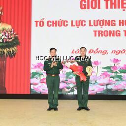 Tư lệnh Binh chủng Hóa học thăm, làm việc và giới thiệu chuyên đề thông tin khoa học quân sự tại Học viện Lục quân