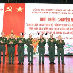 Đồng chí Tư lệnh Binh chủng Thông tin liên lạc giới thiệu chuyên đề thông tin khoa học quân sự tại Học viện Lục quân