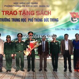 Phòng Thông tin khoa học quân sự trao tặng sách cho Trường Trung học phổ thông Đức Trọng tỉnh Lâm Đồng