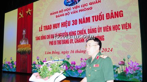 Đảng bộ Văn phòng tổ chức trao tặng Huy hiệu 30 năm tuổi Đảng
