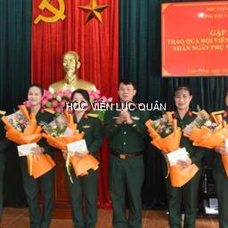 Phòng Hậu cần - Kỹ thuật tổ chức gặp mặt, trao quà hội viên Hội Phụ nữ cơ sở nhân Ngày Phụ nữ Việt Nam
