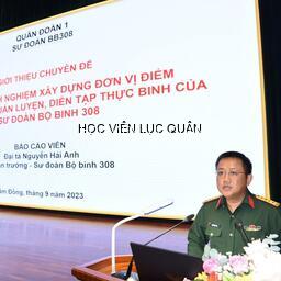 Đồng chí Đại tá Nguyễn Hải Anh - Sư đoàn trưởng, Sư đoàn BB308, Quân đoàn 1 giới thiệu chuyên đề thông tin khoa học quân sự tại Học viện Lục quân