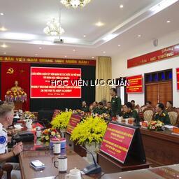 Đoàn Tùy viên quân sự các nước  tại Việt Nam thăm và làm việc với Học viện Lục quân