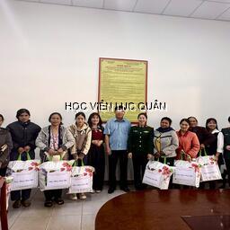 Hội Phụ nữ văn phòng, Học viện Lục quân và Hội Phụ nữ Viettel tỉnh Lâm Đồng trao quà cho các hộ nghèo tại xã Gia Hiệp, tỉnh Lâm Đồng