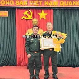 Chi bộ Khoa Công tác đảng, công tác chính trị tổ chức trao huy hiệu 40 năm tuổi Đảng, lan tỏa giá trị truyền thống, bồi đắp niềm tin cách mạng