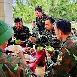 Hội Phụ nữ cơ sở Hệ Đào tạo Trung, sư đoàn khắc phục khó khăn, nâng cao chất lượng công tác bảo đảm hậu cần trong học tập dã ngoại thi đua lập thành tích chào mừng kỷ niệm 80 năm Ngày Truyền thống Học viện Lục quân