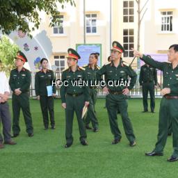 Cán bộ, hội viên phụ nữ Học viện Lục quân tích cực tham gia tổng dọn vệ sinh khu vui chơi thiếu nhi, chuẩn bị khánh thành và đưa vào sử dụng