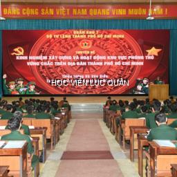 Đồng chí Tư lệnh Bộ Tư lệnh Thành phố Hồ Chí Minh giới thiệu chuyên đề thông tin khoa học quân sự tại Học viện Lục quân