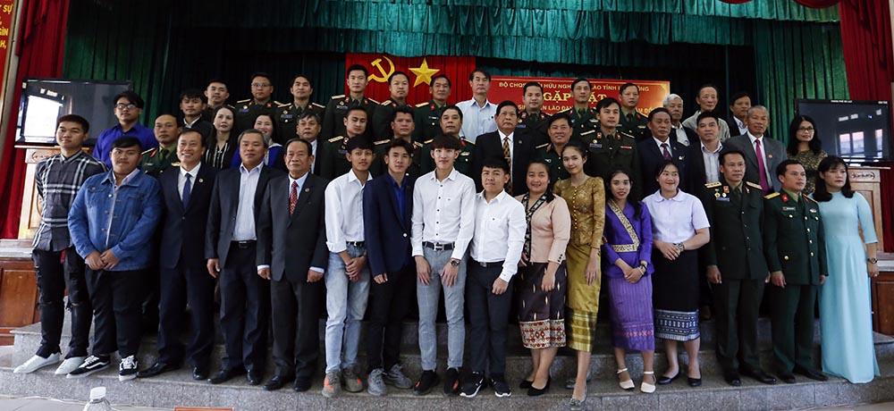 12 học sinh Lào đang theo học tại nhiều ngành học tại Trường ĐH Đà Lạt nhận hoa và quà lưu niệm lãnh đạo Học viện Lục quân, Hội Hữu nghị Việt Nam –Lào tỉnh Lâm Đồng trao tặng. Ảnh: C.PHONG