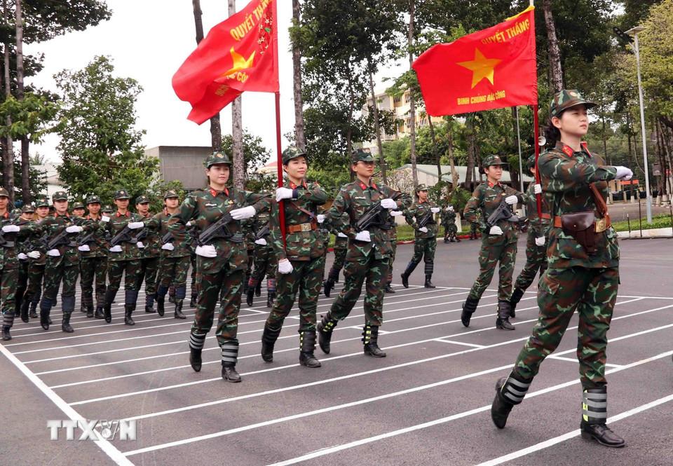 Đội A50 Nữ Chiến sỹ Biệt động luyện tập chậm từng động tác cơ bản. (Ảnh: Xuân Khu/TTXVN)